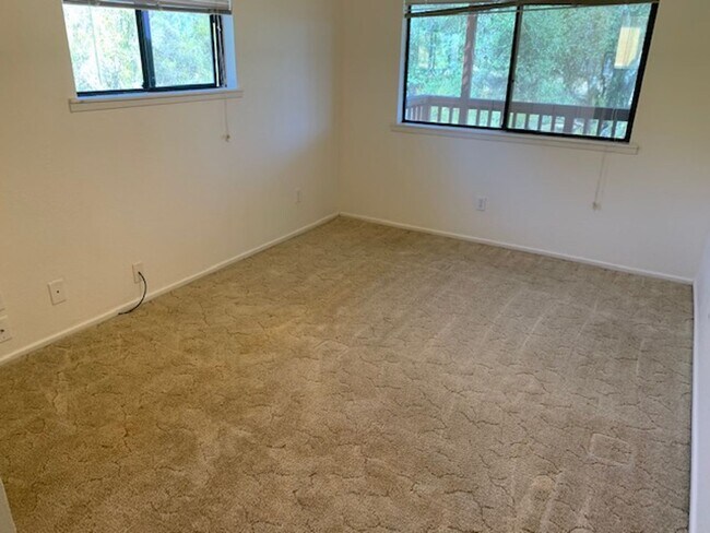 Building Photo - One Bedroom, Stand alone apartment on priv...