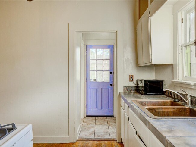 Building Photo - 2 Bedroom 2 Bathroom