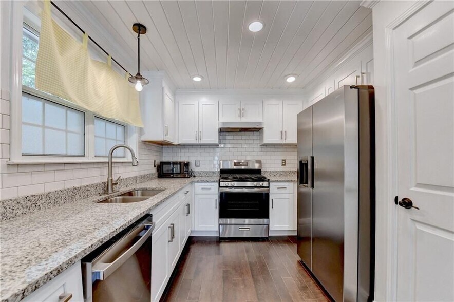 Building Photo - 725 Manor Glen Dr NW