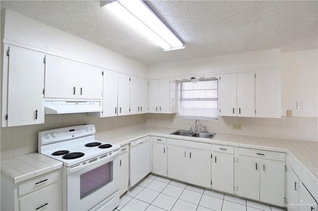 Building Photo - 206 W Esperanza Ave