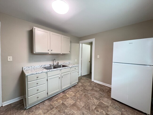 Building Photo - 2 Bedroom, 1 Bathroom House in High Point!