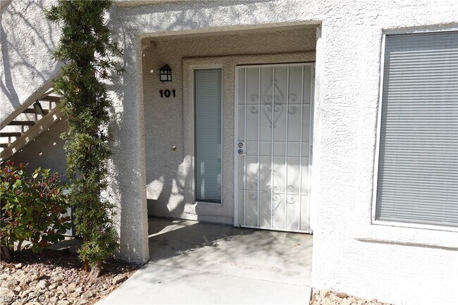 Building Photo - 3131 Key Largo Dr