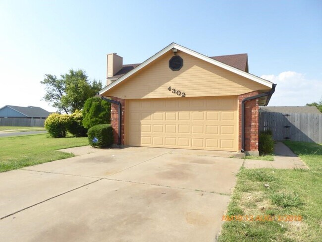 Building Photo - 4302 SW Parkridge Blvd