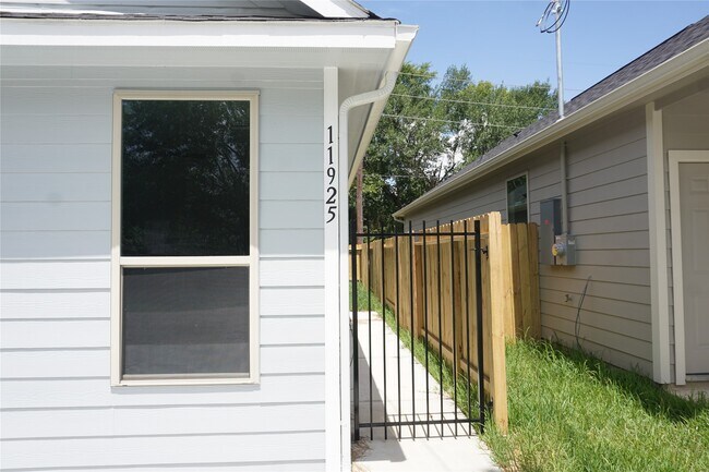 Building Photo - 11925 Nelwood St