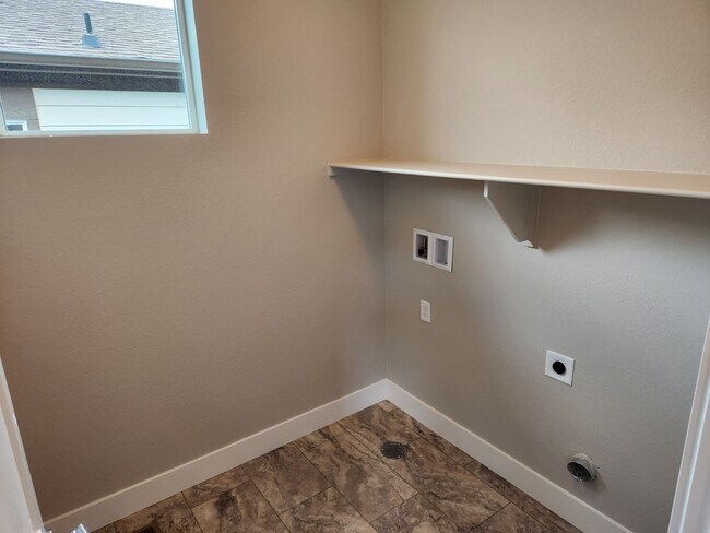 Building Photo - Newer single family home in Painted Prairie.