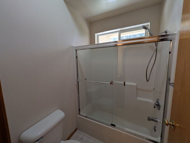 Building Photo - 2 Bedroom, 2 Bathroom Townhome off of Alabama St