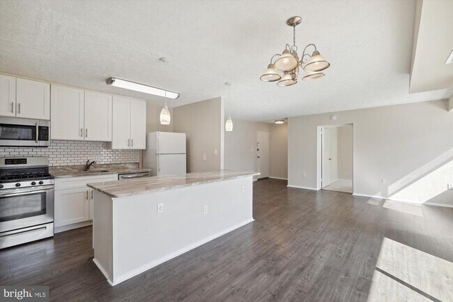 Building Photo - 12305 Braxfield Ct