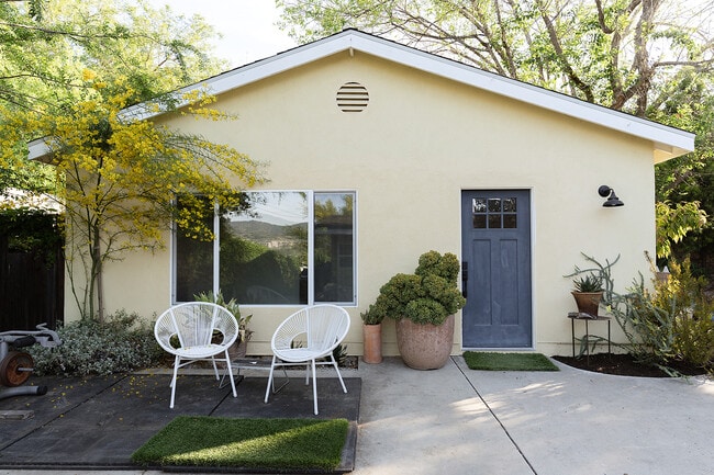 Building Photo - 2841 Los Feliz Dr