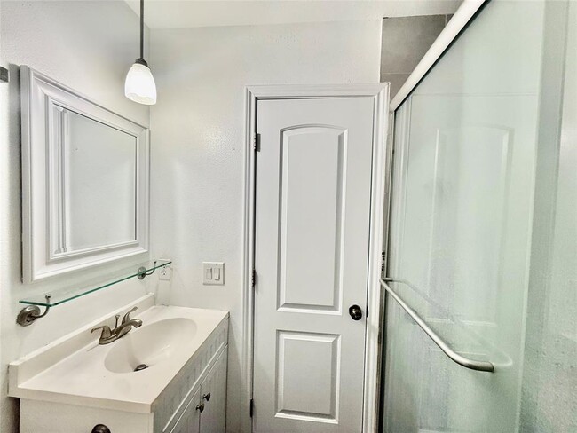 Building Photo - 8818 Fern Valley Dr