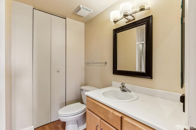 Building Photo - 900 Bush St