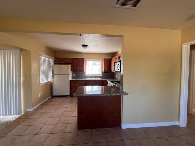 Building Photo - 7423 Dumosa Ave