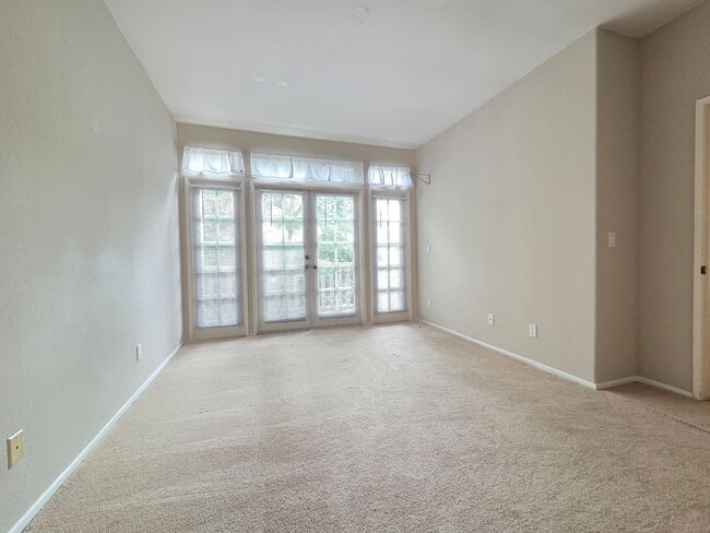 Building Photo - Adorable Rancho Del Oro Condo!