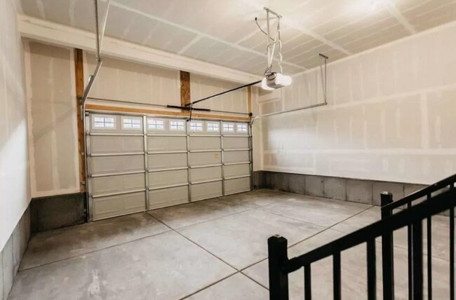 Building Photo - Pet-Friendly End-Unit Townhome in Lehi.