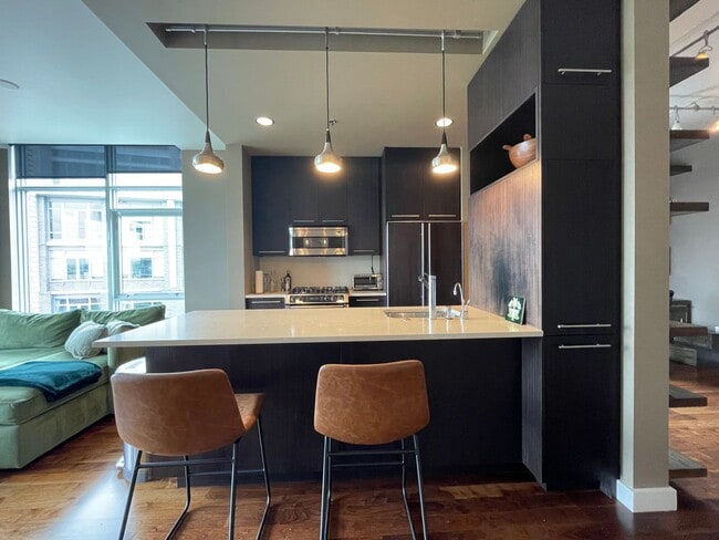 Building Photo - Incredible 1Bd/1Ba Fully Furnished Condo in the Pearl!!!! Corner Unit with Spectacular Views & Ga...