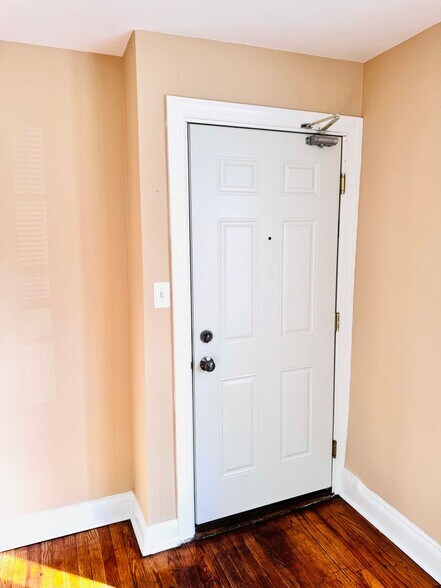 Building Photo - 908 Hudson Ave