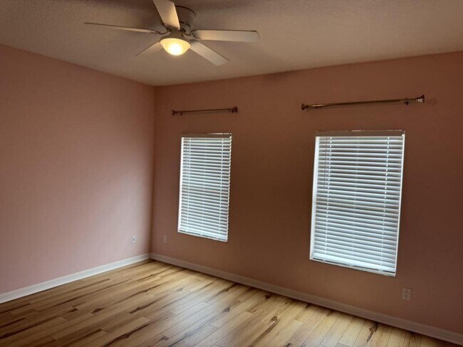 Building Photo - 420 Park Lake Dr