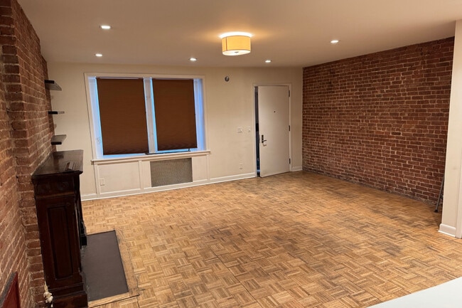 Building Photo - 162 W 81st St
