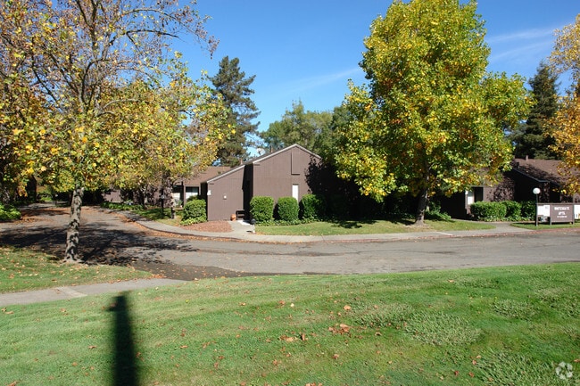 Primary Photo - Whitesgate Apartments