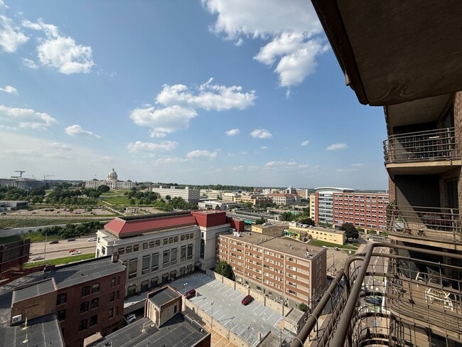 Building Photo - Modern 1 Bedroom Apartment With Stunning C...