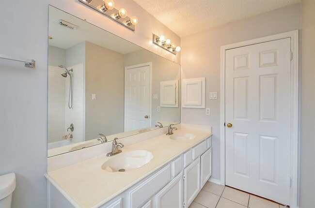 Building Photo - 1206 Green Knoll Dr
