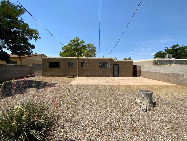 Building Photo - 3 Bedroom Single Story Home Near Gibson Blvd SE & Louisiana Blvd SE!