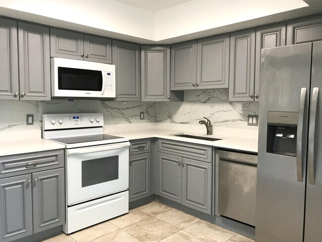 Building Photo - 2858 N Dixie Hwy