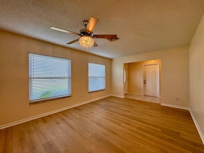 Building Photo - Charming 3 Bed/2 Bath Single Family Home in Winter Park!