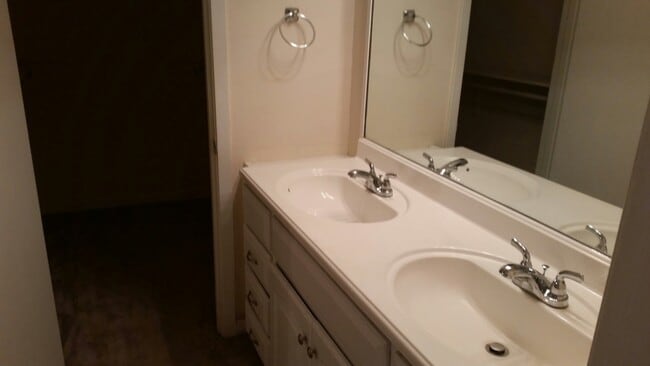 Building Photo - 2046 Shadywood- HOUSE FOR LEASE IN SHREVEPORT