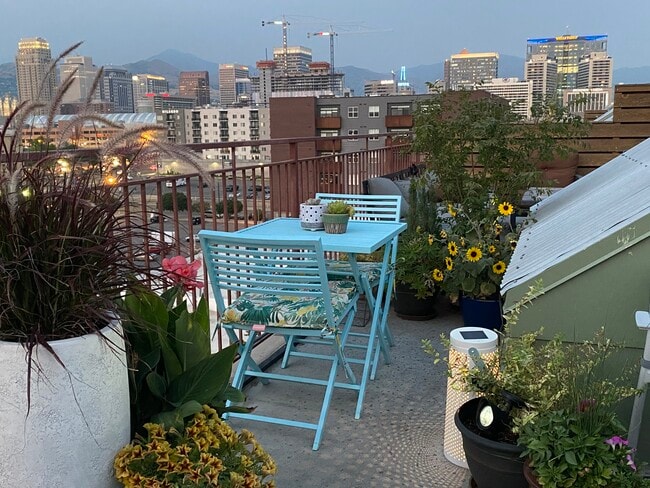 Building Photo - 360 Broadway