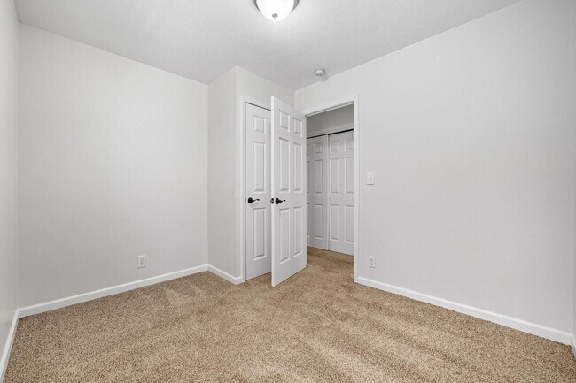 Building Photo - 455 Lakeview Dr