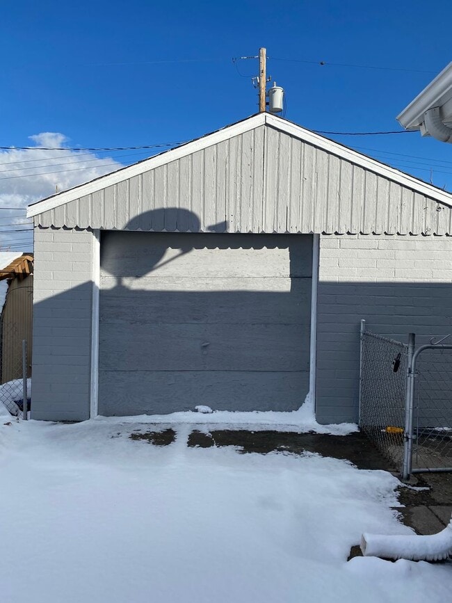 Building Photo - Completely Remodeled 4 Bed Home