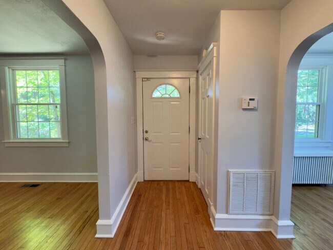Building Photo - Charming Home!
