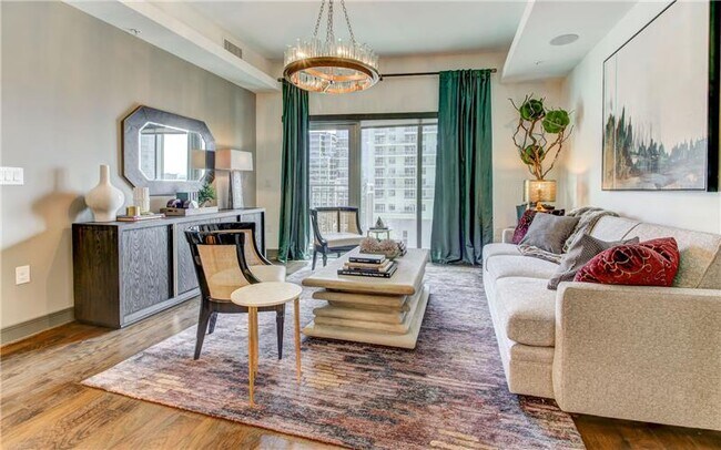 Building Photo - 2322 N Akard St