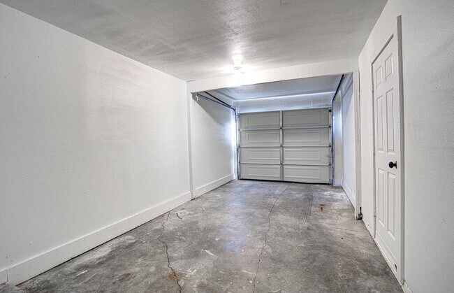 Building Photo - 1807 Briar Hill Dr