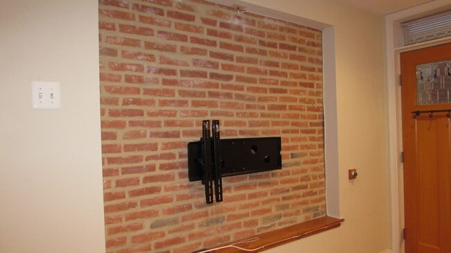 Building Photo - Amazing Rehab Townhome with Deck