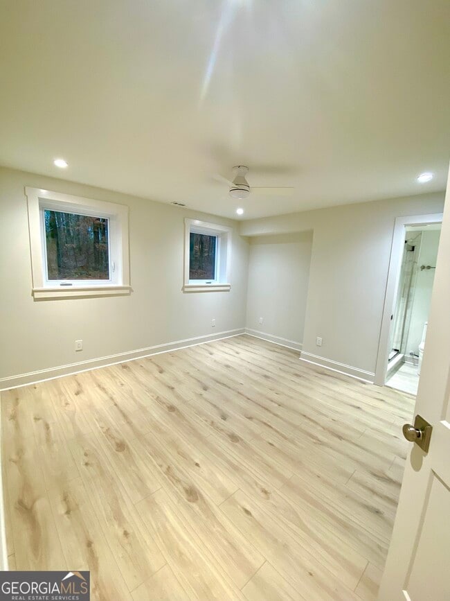 Building Photo - 886 Moore Rd