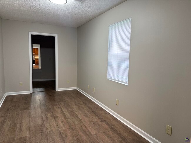 Building Photo - 118 S Springs Dr