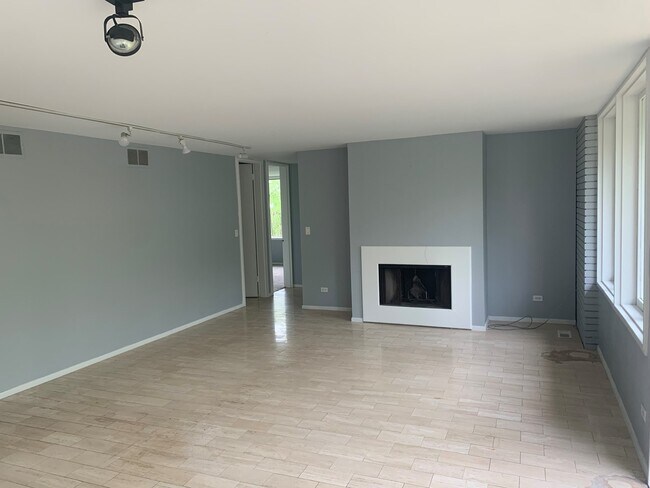 Building Photo - 715 Longwood Dr