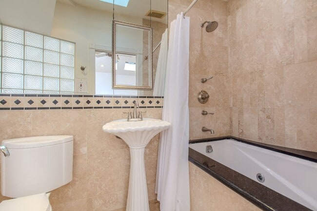 Building Photo - Extraordinary 5-Bed / 5-Bath Oceanfront Pr...