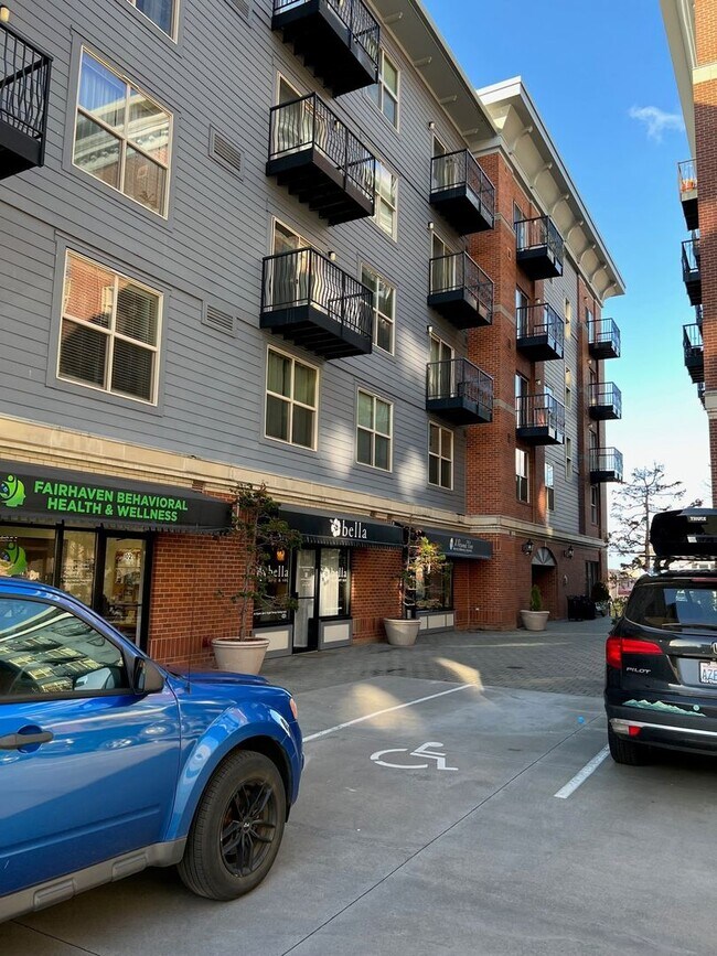 Building Photo - 910 Harris Ave