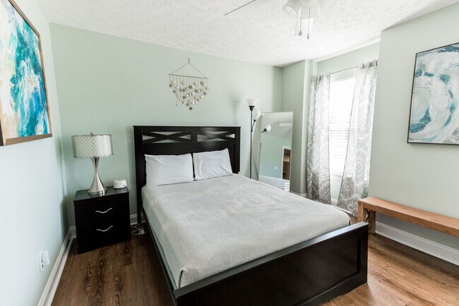 Building Photo - 2704 W 12th St