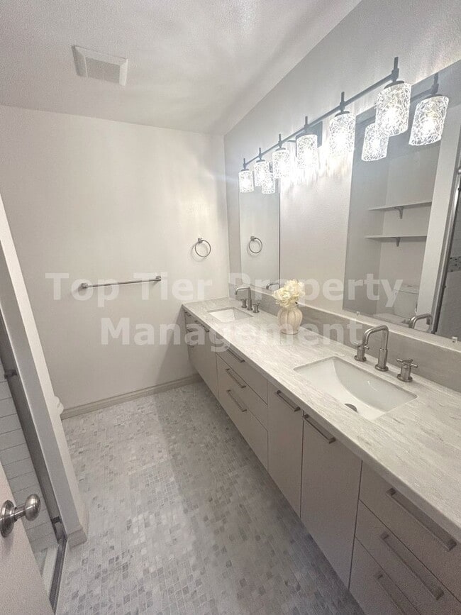 Building Photo - ***FULLY RENOVATED 2 bed / 2 bath / 1,120 sqft Home in 55+ Nob Hill Community - Available NOW***