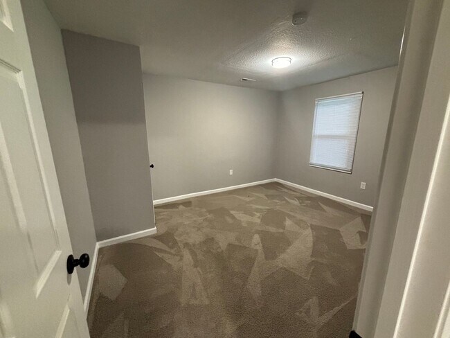Building Photo - Beautiful, Renovated 3 Bedroom Rancher in ...