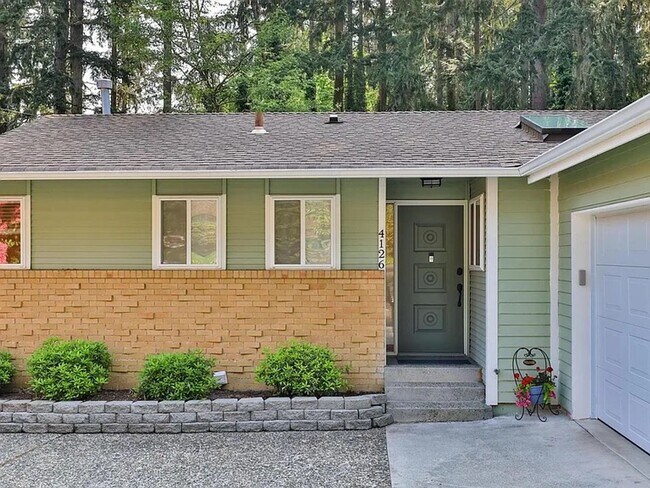Building Photo - Remodeled Bellevue Home