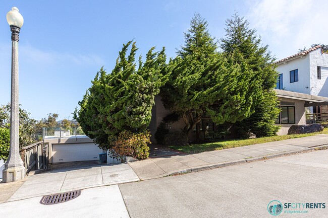 Building Photo - Sherwood Forest: Single Family Home w/ 2 C...