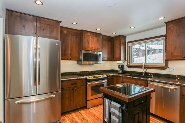 Building Photo - Amazing views! On bus route! 1 Year Lease!
