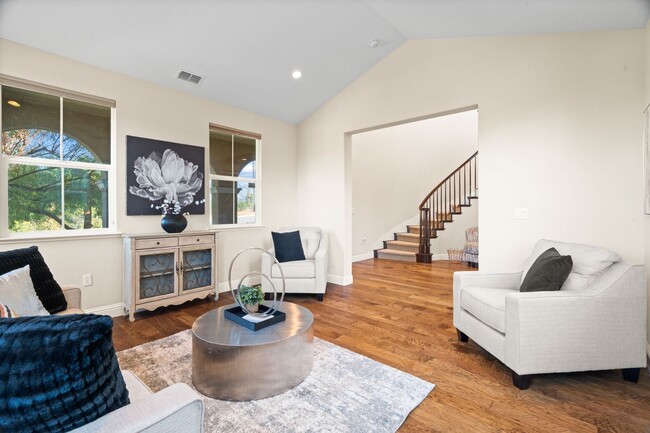 Building Photo - HILLTOP CORNER HOME WITH GORGEOUS VIEWS