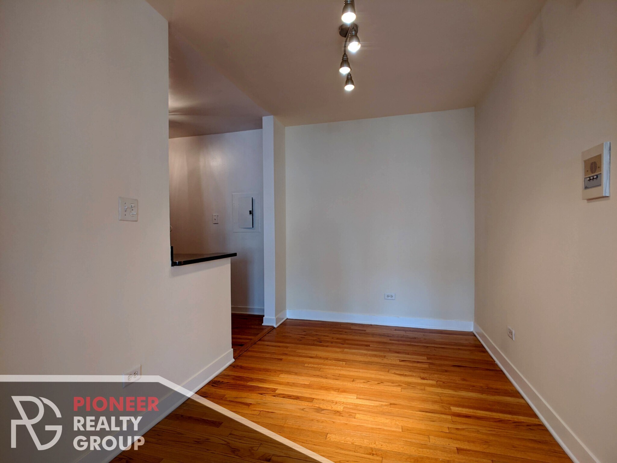 Building Photo - 643 W Wrightwood Ave