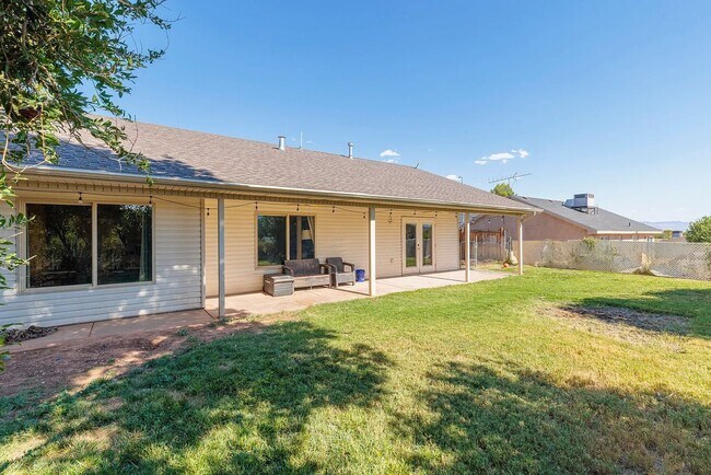 Building Photo - Stunning 4 Bedroom Home in St. George! Pet...