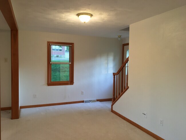 1st floor - foyer - 2032 Paintertown Rd